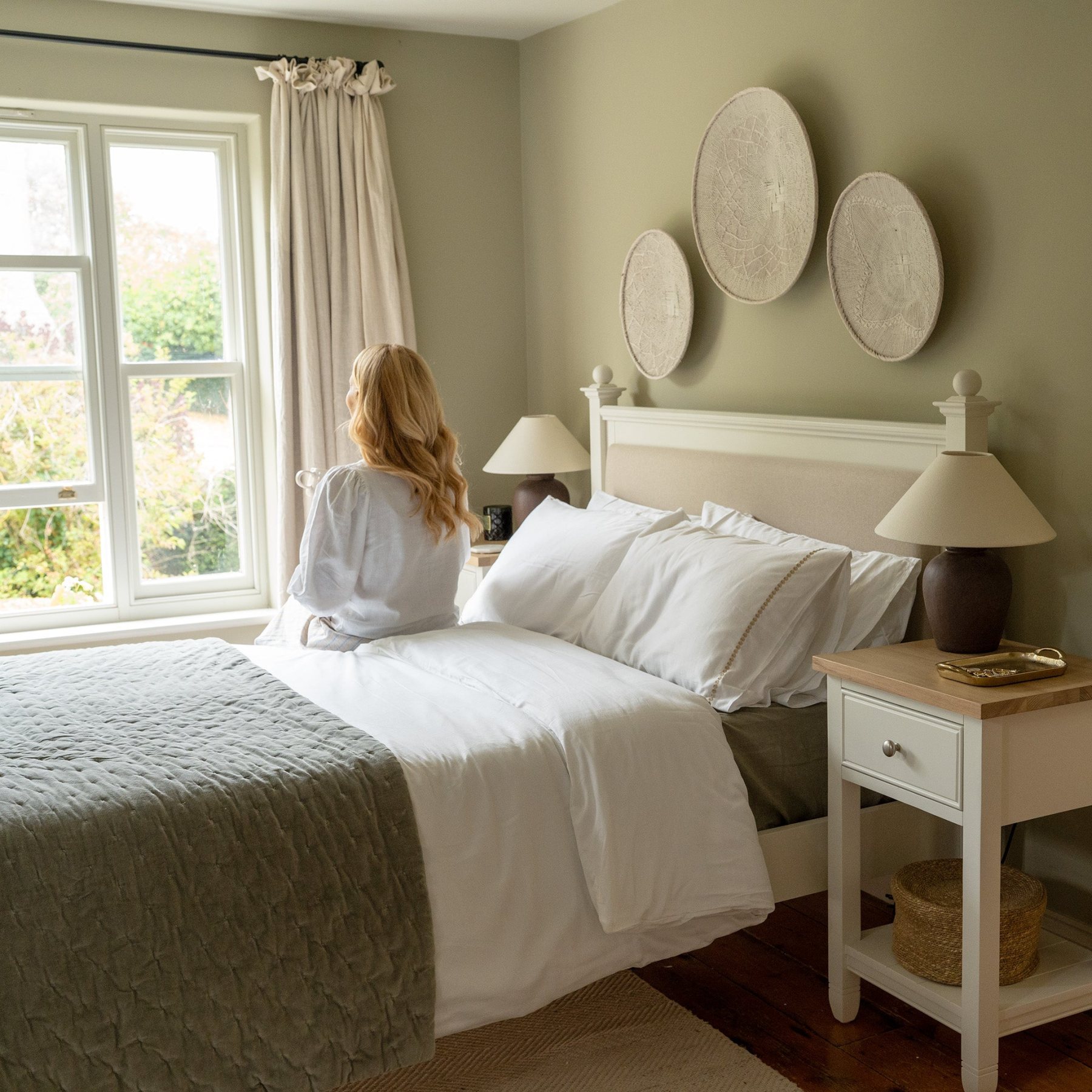 Amberley 5ft" Kingsize Bed Frame in Warm White product detail