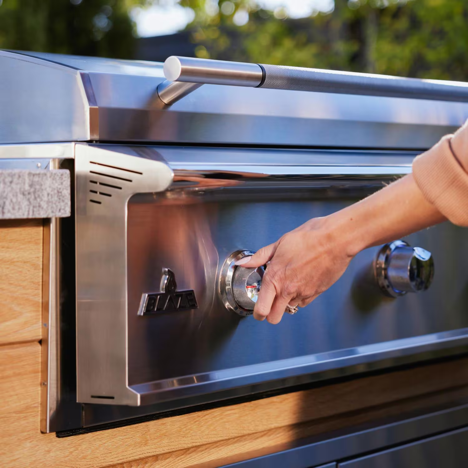 Blaze LTE PRO 40-Inch Built-in Natural Gas Griddle w/ Digital Temperature Screen & Lift-Assist Lid - BLZ-GRIDDLE40-NG